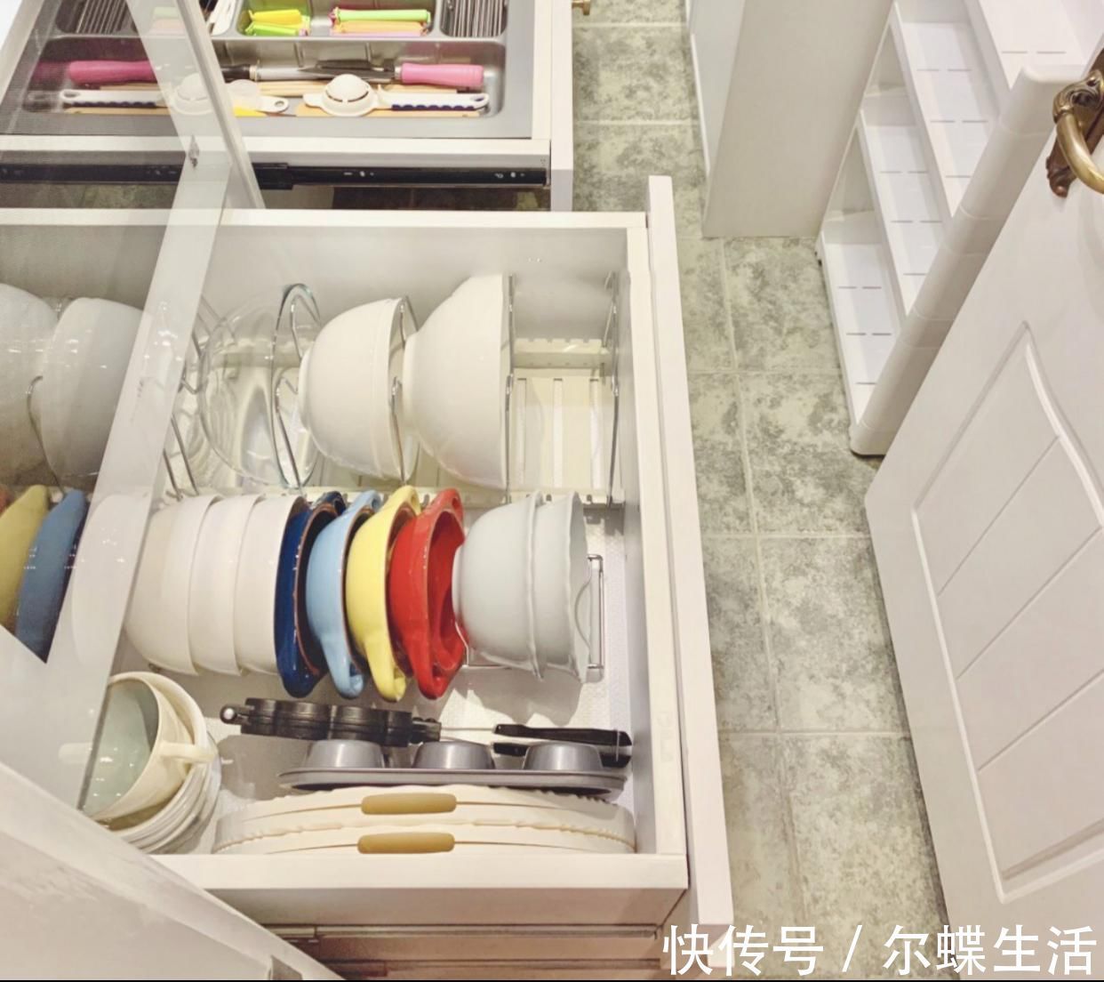 灶台|原来不懂，厨房瓶瓶罐罐堆灶台！其实早该这样弄，干干净净又高级