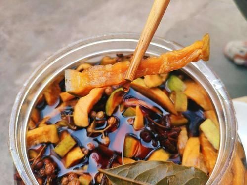 常吃|咸菜有害身体健康?农村老人常吃咸菜却依然高寿,原来真相是这样