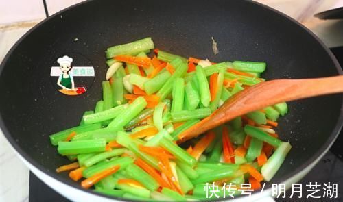 焯水|炒芹菜时，先焯水或直接炒都不对，牢记三个技巧，芹菜脆嫩不塞牙