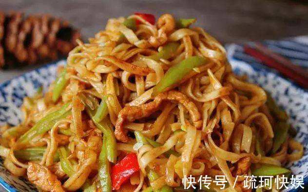 豆角|豆角焖面的家常做法，豆角嫩绿面条不粘，做法简单味道好