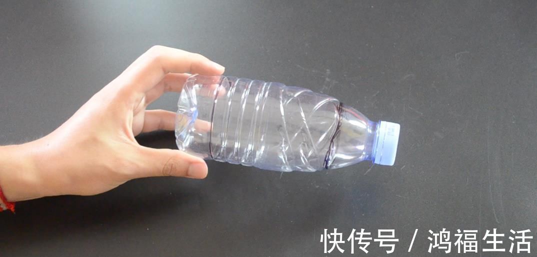烦恼|擀面杖上套一个塑料瓶, 放在厨房太实用了, 解决了很多人的烦恼