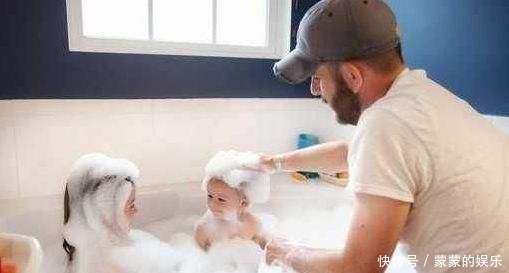 女儿|爸爸去接女儿放学,故意抱错小孩假装回家,女儿的做法太解气了