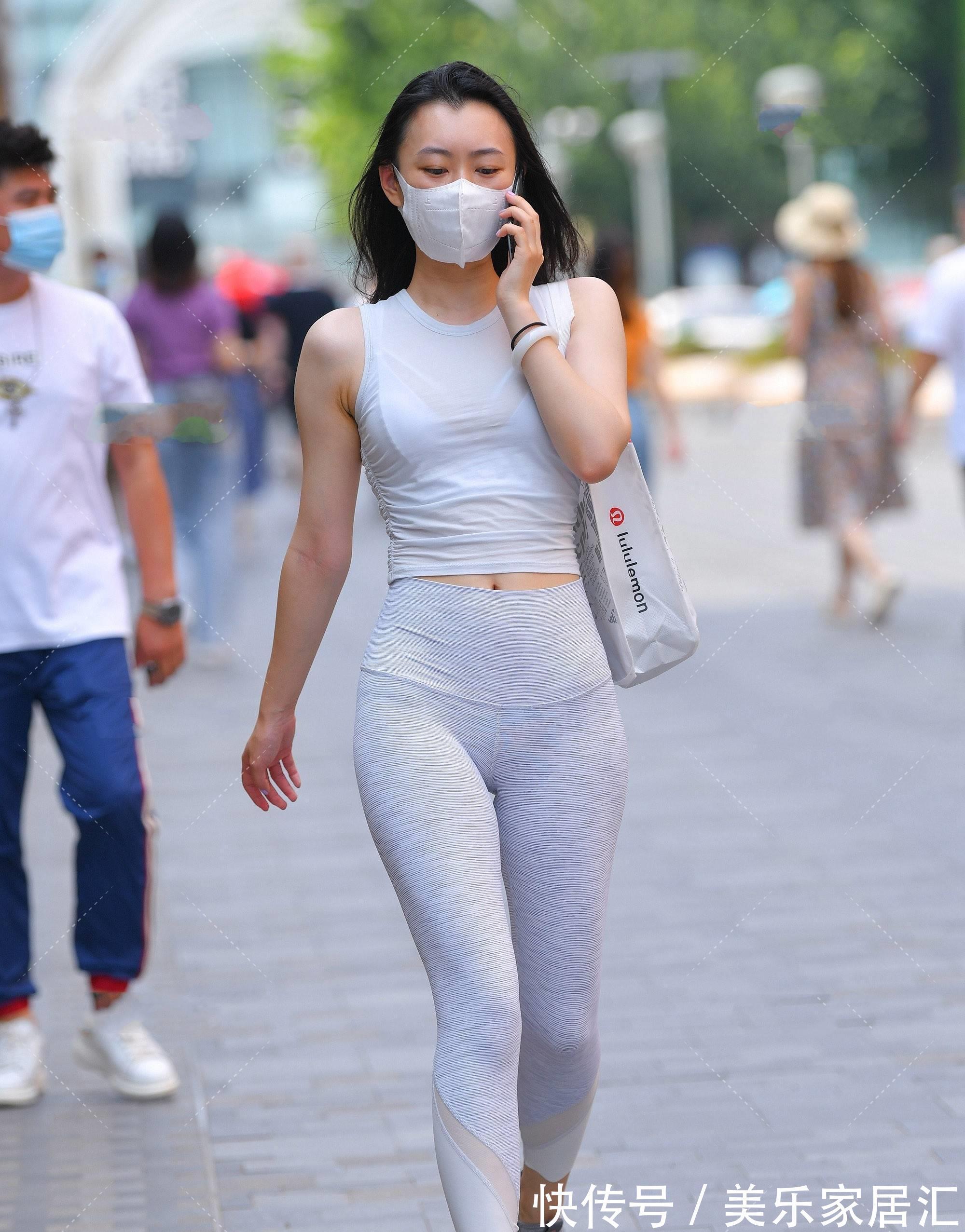 穿搭|夏季想要穿得清凉又舒适,背心和健美裤的搭配是一个非常不错选择