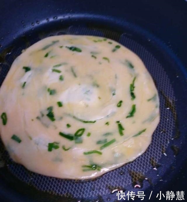 吃法|乡下婆婆告诉你一个盐葱饼的新吃法，外酥里嫩，把我都给吃撑了
