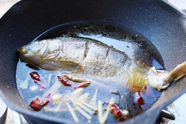 红烧鱼这样做才地道，外酥里嫩又入味，全家老小都爱吃
