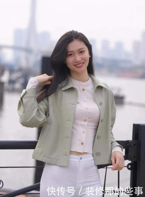 时尚浅白色衬衣，搭配纯白色修身七分裤，打造出简约而休闲的美