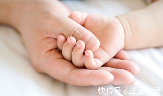 月龄|宝宝六个月时,这些动作仍不会,宝宝多半是身体发育迟缓,要当心