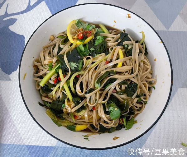 成就|#一勺葱伴侣，成就招牌美味#凉拌荞麦面