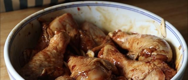 最近超火的懒人鸡腿,电饭煲里一扔,出锅太香了,8个瞬间就扫光