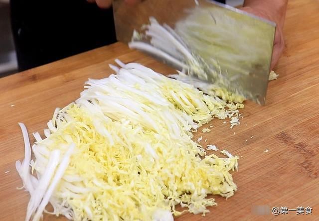 酸辣娃娃菜|凉拌酸辣娃娃菜要不要先焯水,大厨教你正确做法,酸辣清脆又入味