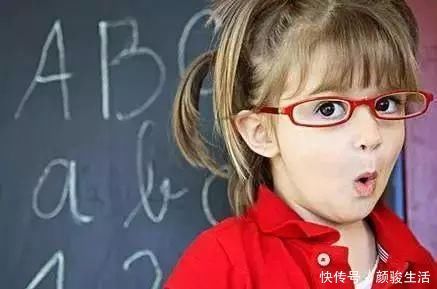 颈椎|12岁女孩弯腰时一个动作,被父母发现异常10个孩子就有2个中招