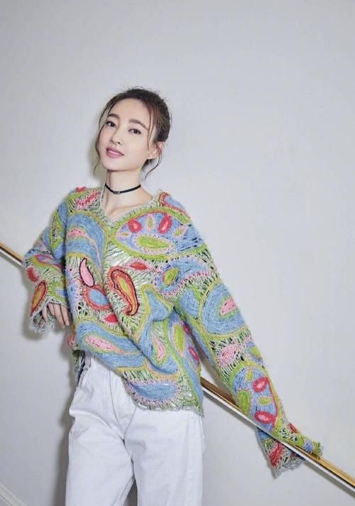 减龄|彩色镂空毛衣，搭配白色长裤洋气时髦，太美了！