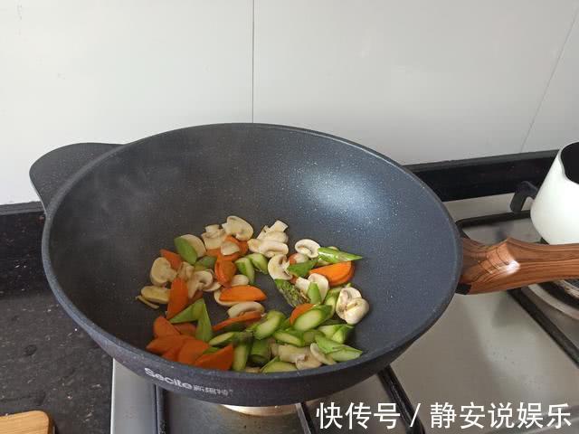 朋友圈发了1个豆腐菜,有55个人问我做法,说真是太好吃了