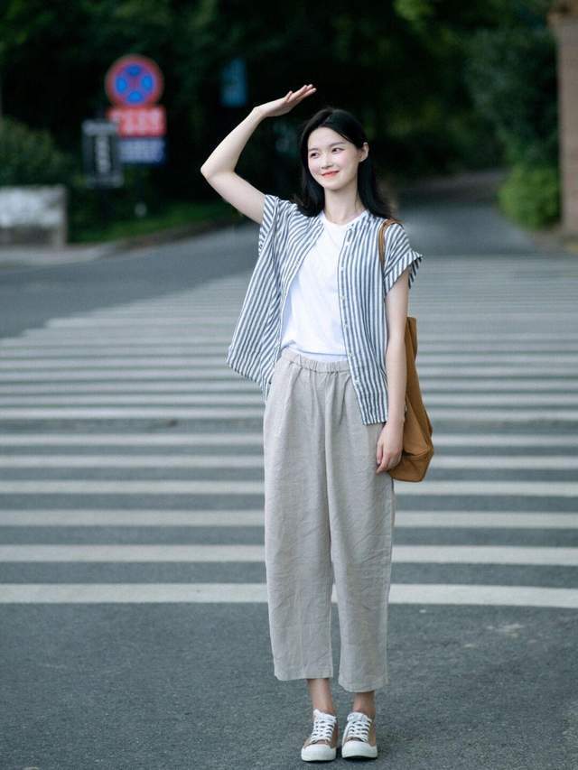 休闲|休闲慵懒风怎么搭?条纹衬衫+棉麻长裤简约洋气,气质又优雅