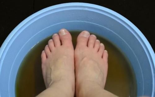 睡前泡脚，很多人都做错了，3个泡脚误区，经常做等于是在养病