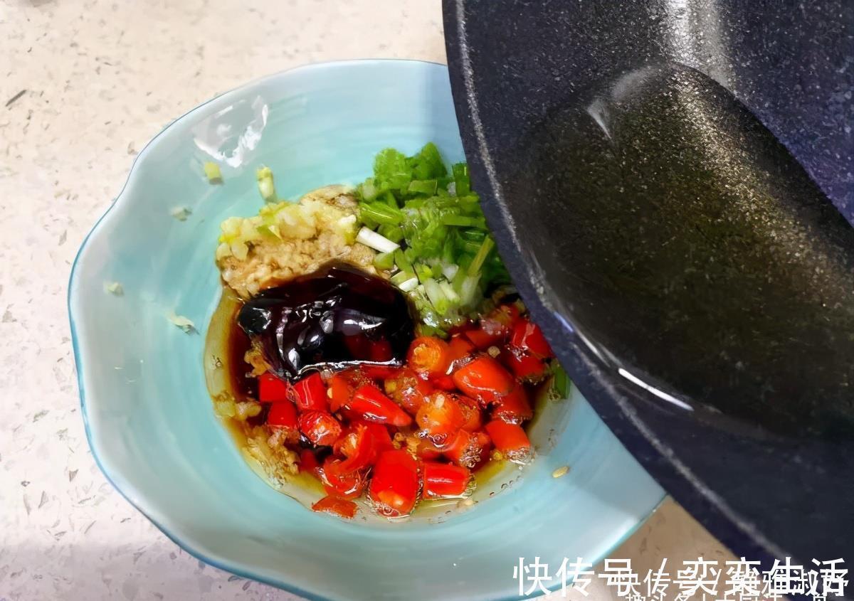 小米辣|皮蛋放锅里一蒸，饭店卖38一盘，在家只需5元钱，营养又解馋