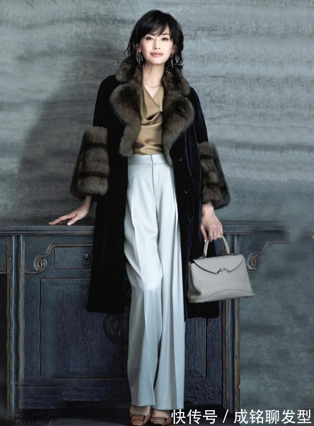 大衣 五十多岁女人的最好看打扮,叫“长大衣+长裤”,显瘦又有气质