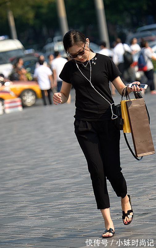 百搭|街拍路人,简朴又百搭的T恤衫,让你秀出时尚女神范