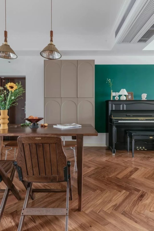 文艺复古风|98㎡文艺复古风,大胆跳色+通铺人字拼地板,感受一整屋的浪漫