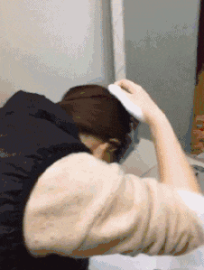 |搞笑GIF:事实告诉我们,千万别惹女人,我就想知道妹子脚痛吗?