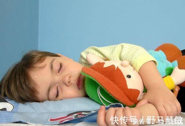 家长|孩子为啥不长个,睡前对孩子做的3件事,第3件很多宝爸宝妈都在做