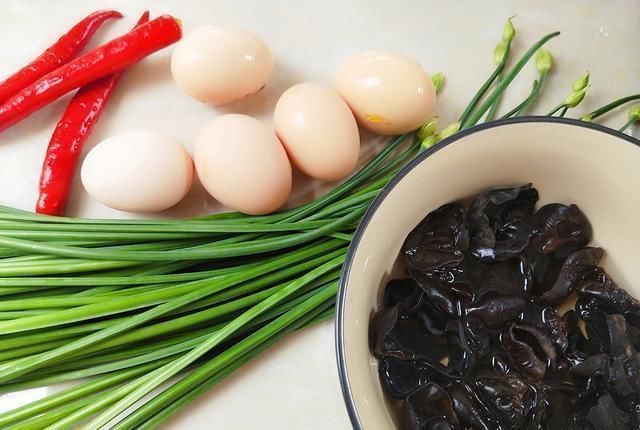 这菜用来包饺子特鲜香，比芹菜鲜嫩，比茴香更香，再不吃就等明年