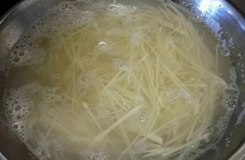 泡过土豆丝的水,别着急倒掉!拿来浇花,一年能省不少钱