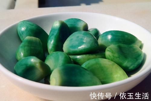腌腊八蒜,别只会放醋,多加1个技巧,2天就变绿,香又脆还解腻