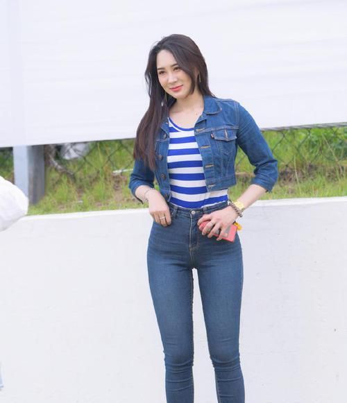 随意个性的牛仔裤，搭配中筒马丁靴，轻松提升帅气