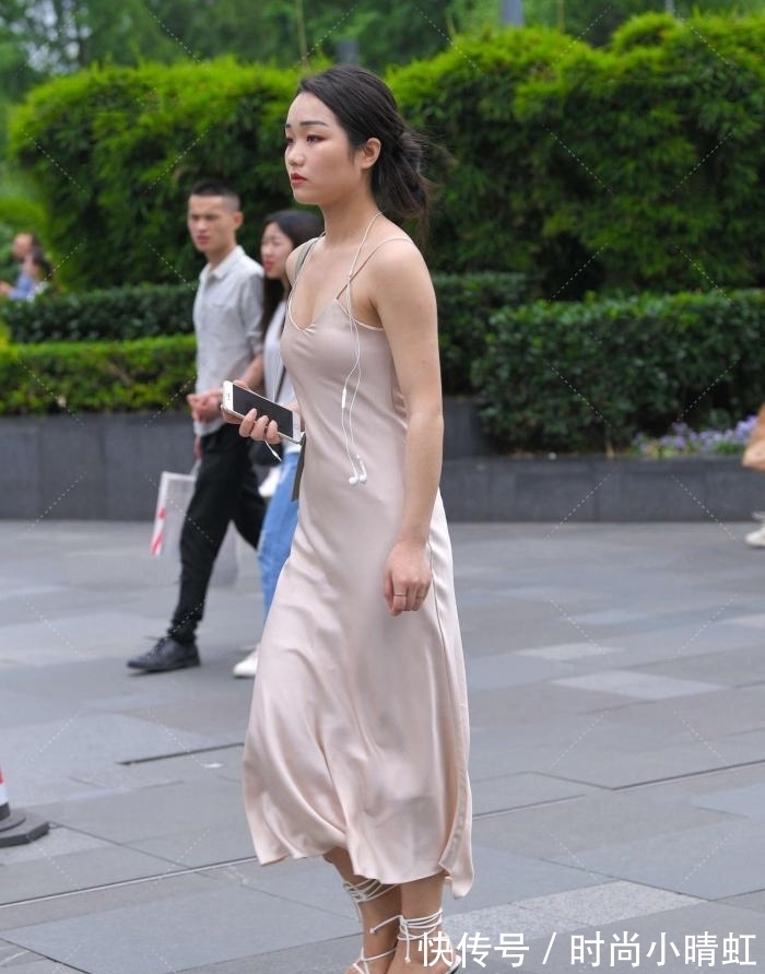 小姐姐 长裙优雅的穿着,体现出一种别样的时尚