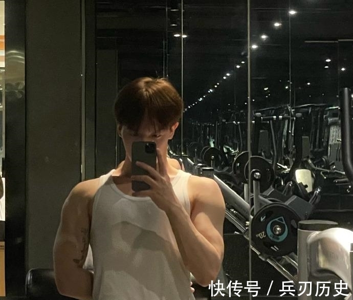 大男孩|帅气的成都大男孩,健身四个半月,手臂和肩有进步,胸肌差点意思!