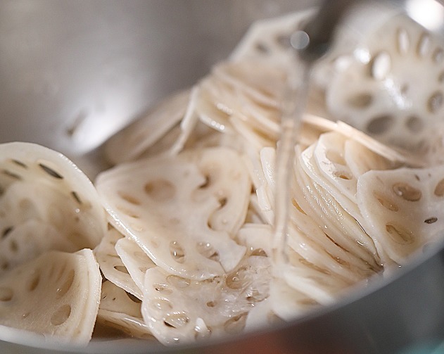 莲藕为啥易变黑如何防止发黑大厨教你一招,洁白爽脆,更入味