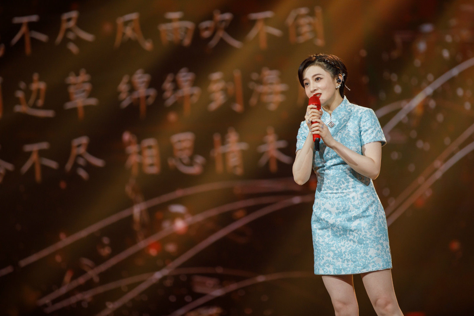 漫漫人生路|《漫漫人生路》《青青河边草》……钟镇涛金铭唱出“光影流年”