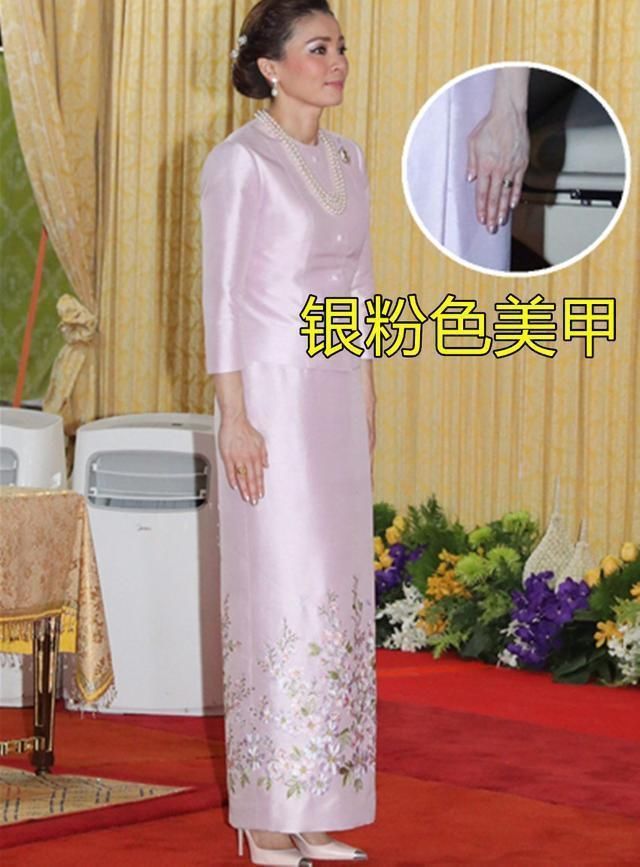 42岁苏提达从头到脚的精致，涂上银色指甲油，配桃花刺绣裙太美！