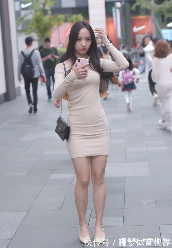 包臀裙 初秋裙子怎么穿?选择米色连衣裙,既显肤色又显身材!