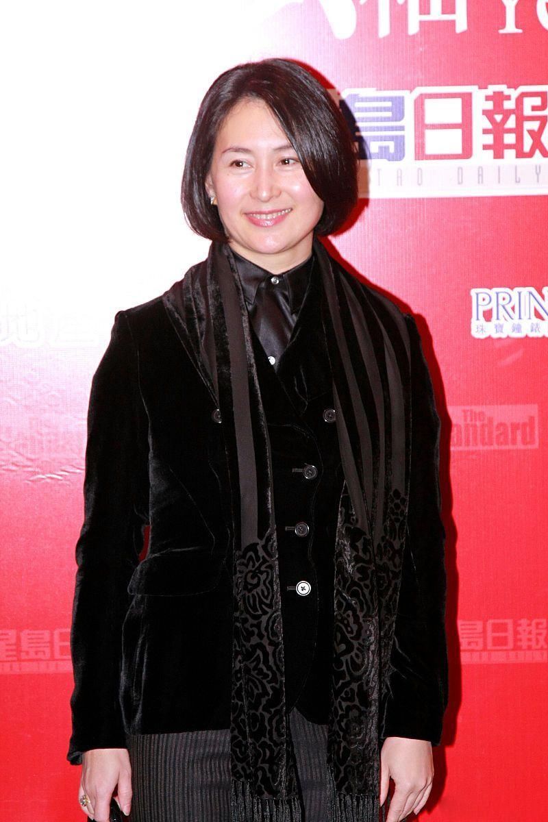 何超琼|58岁何超琼再次艳压群芳,黑色蕾丝裙配飞尾短发,胸针显真名媛