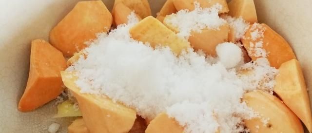 女人过了45岁，多吃这种碱性食物，2元一斤，帮你安稳度过更年期