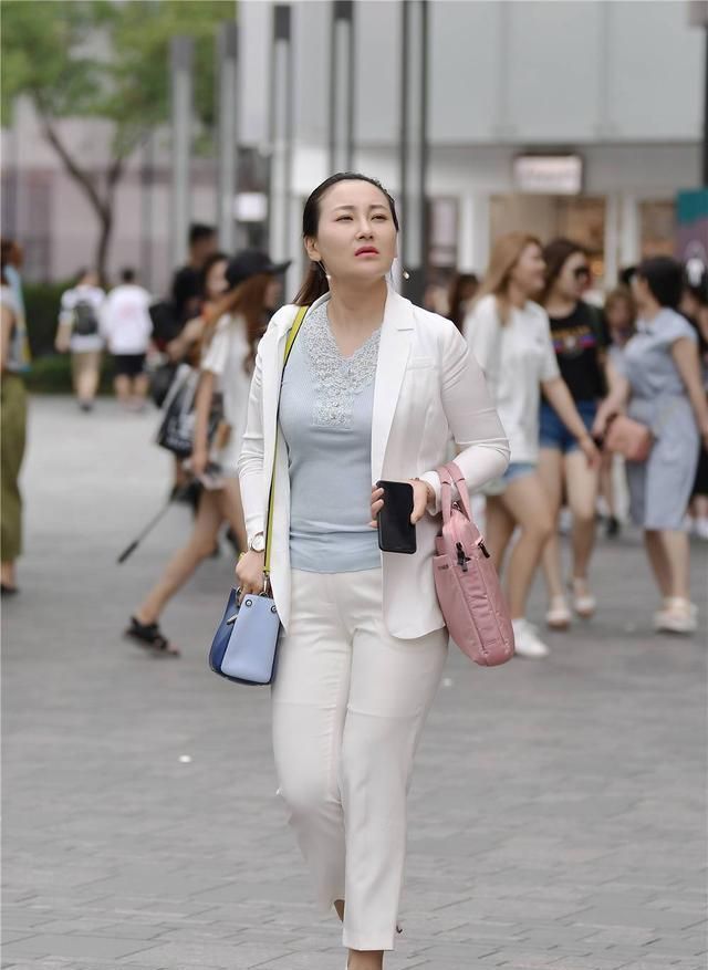 白色|白色休闲西装,搭配白色尖头细跟鞋,展示成熟大气