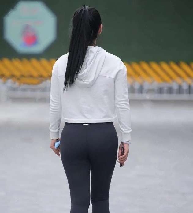 健美裤 “打底裤”失宠了，直男更青睐健美裤，化解“小粗腿”的烦恼！