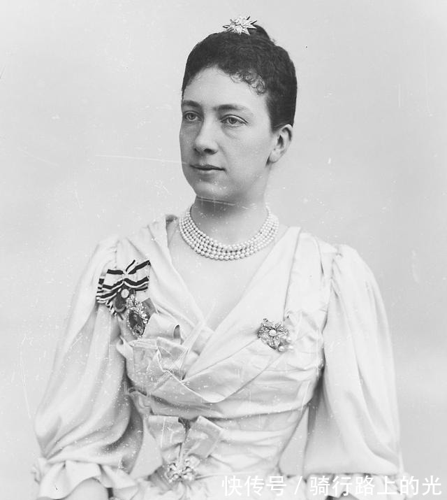 玛格丽塔 王室珠宝听说,钻石蝴蝶结胸针和珍珠更配哦