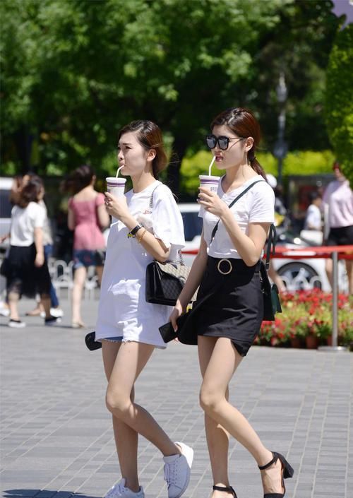 一对闺蜜，两种风格，按照自己的想法去搭配，穿出精致的感觉