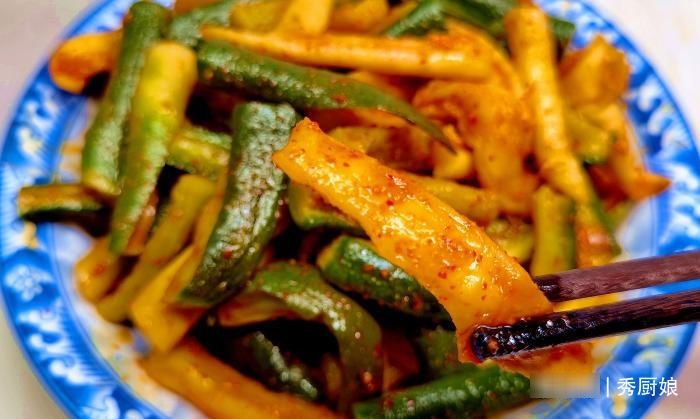 入冬后，吃此菜正当季，买上30斤，简单一晒一腌，脆嫩爽口真好吃