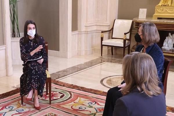 西班牙王后真时髦！碎花裙搭高跟鞋不落俗套，气场比同框男士还强