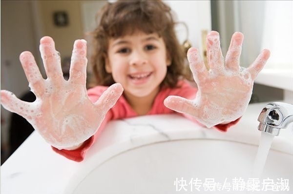 常识|宝宝误把西瓜当成玩具球,摔在地板后的反应,让妈妈哭笑不得