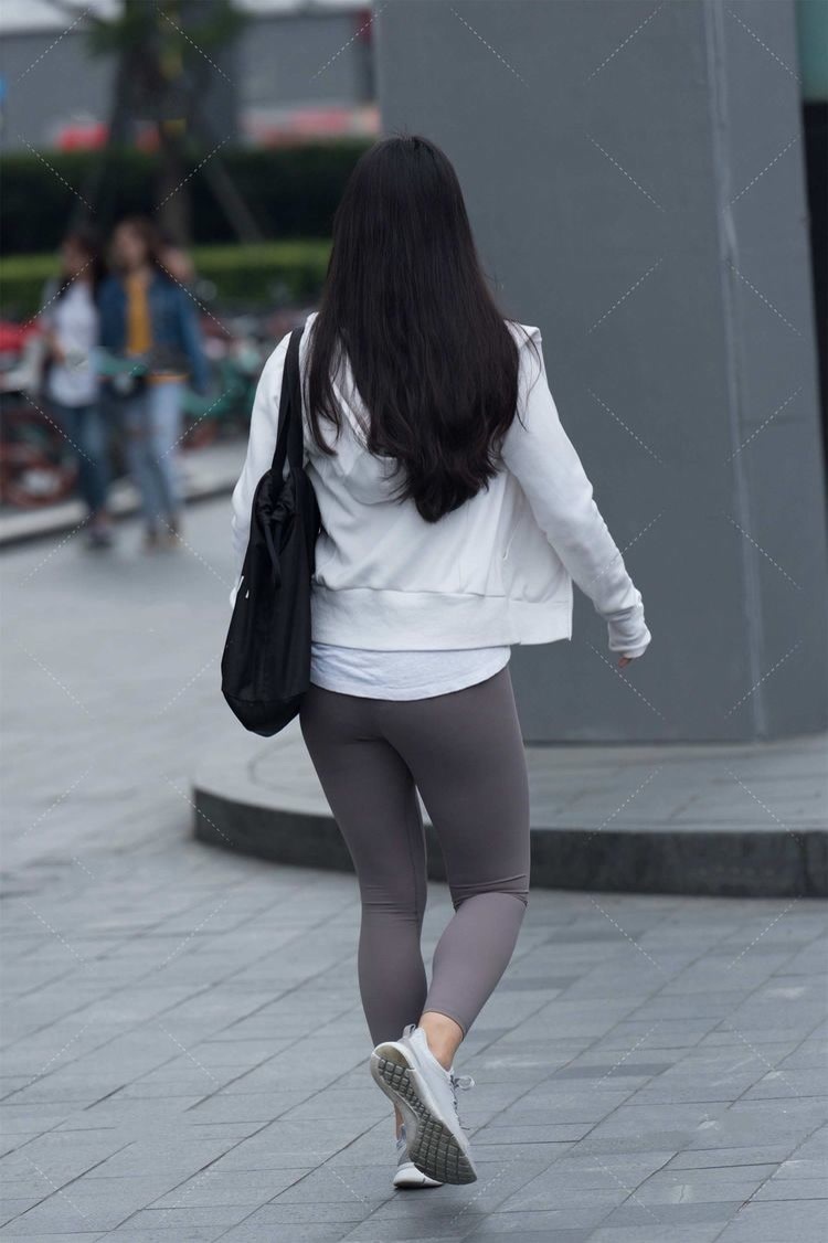 修身长裙 深灰色修身长裙,上身舒适,时尚大气