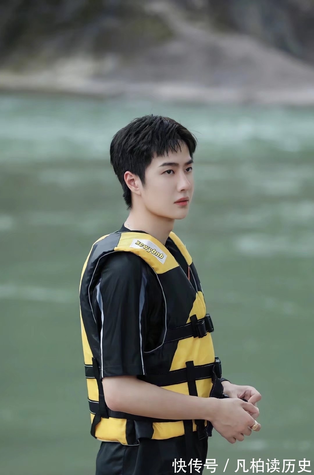 做菜|面對清澈的溪流,王一博把“無心做菜,只想下水”寫在了臉上