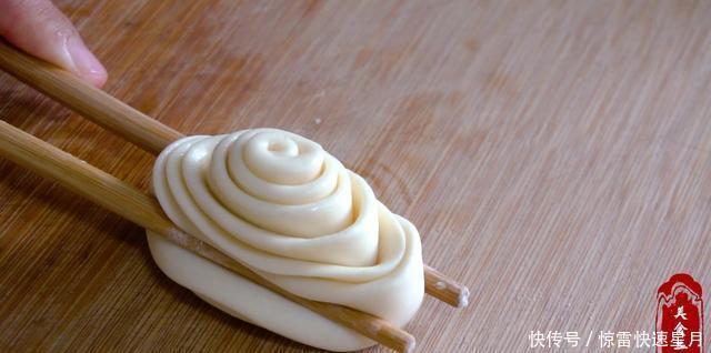 分享|蒸花卷时,和面别只放水和酵母粉,分享技巧经验,松软亮白不发硬