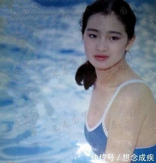 |巩俐30年前泳装照,身材健美,和张艺谋搞笑合影