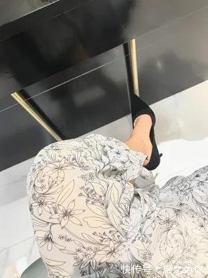高跟鞋 尖头细跟鞋视觉上拉长身高比例,搭配正装穿着彰显浓郁的女人味