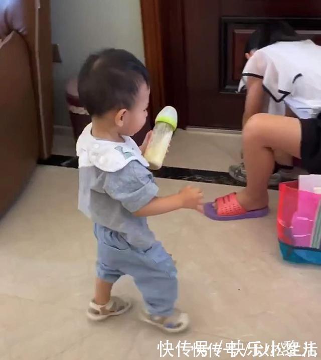 矿泉水|姐姐去上补习班,弟弟偷偷“调包”姐姐的矿泉水,妈妈自讨苦吃